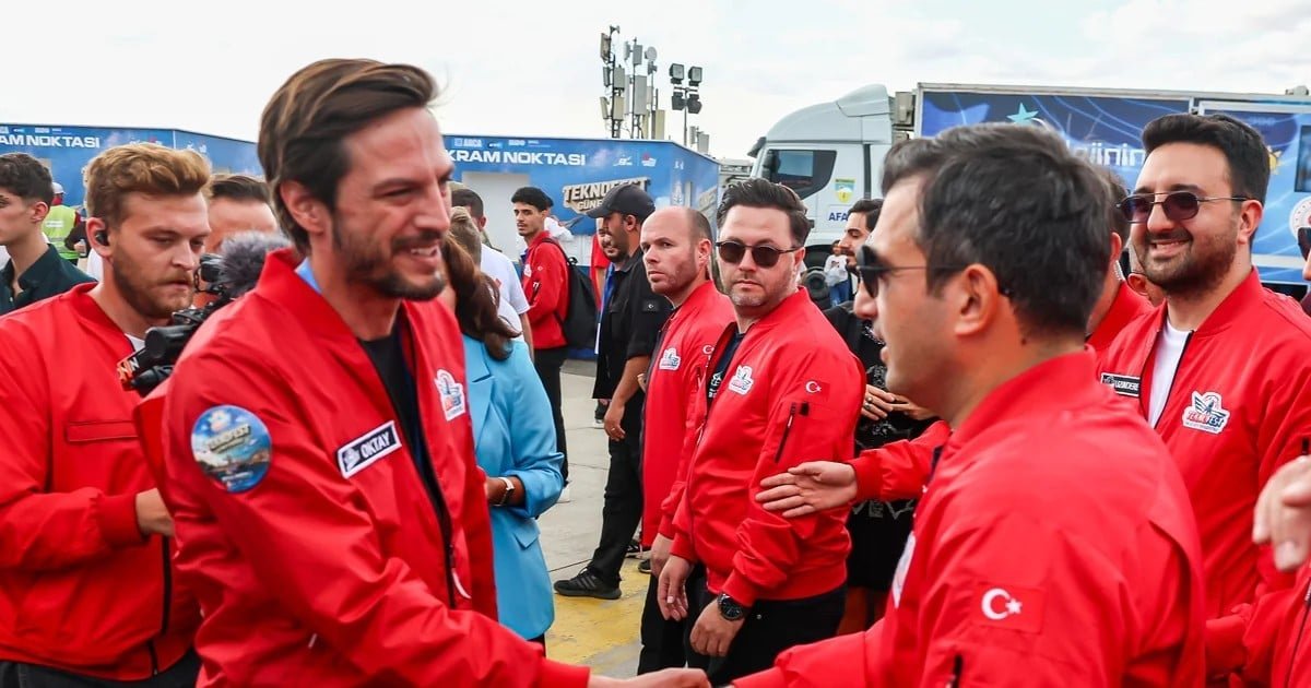 Selçuk Bayraktar, TEKNOFEST Güneydoğu’da Demirören Medya standını ziyaret etti
