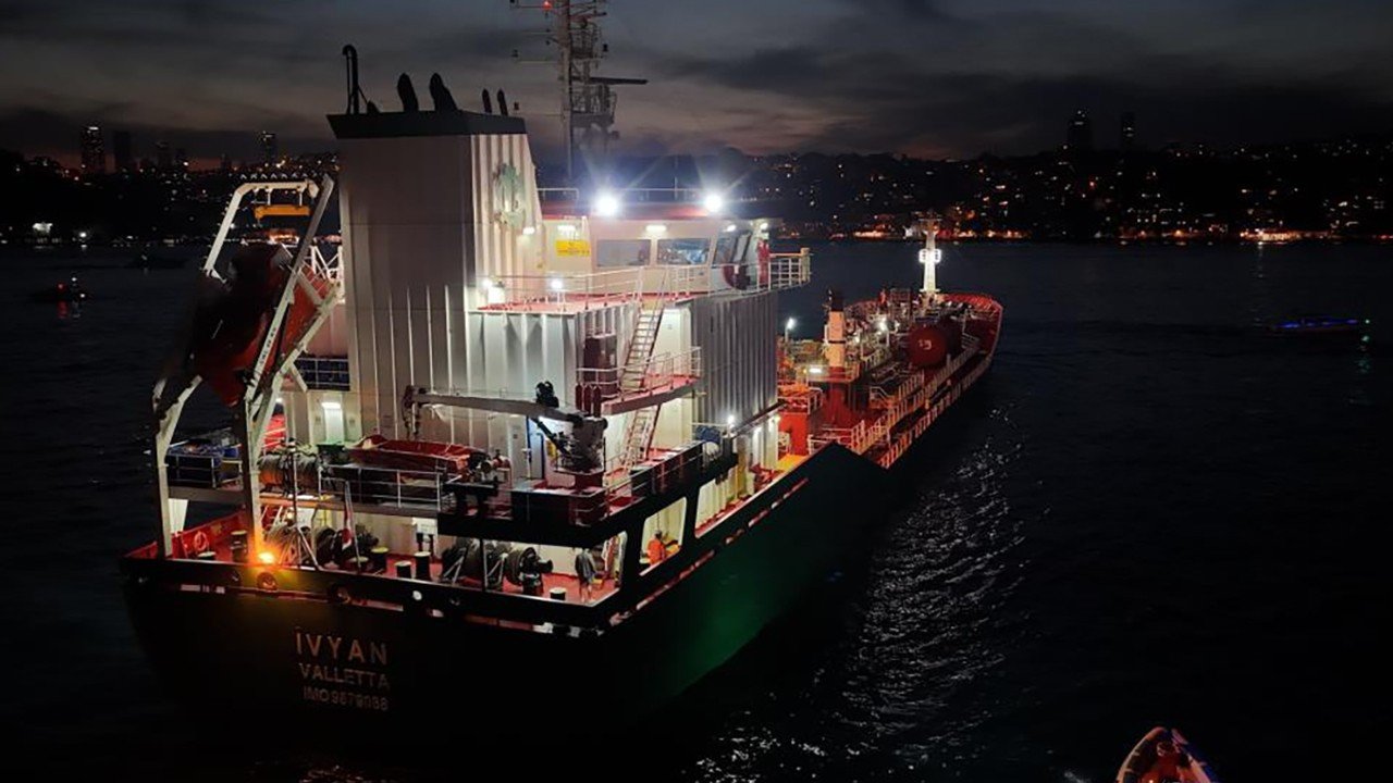 İstanbul Boğazı’nda facianın eşiğinden dönüldüğü anlar kamerada
