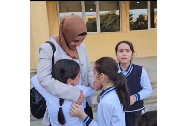 Tek suçu başörtülü olmak! 21 yıllık öğretmene gözyaşlarıyla veda