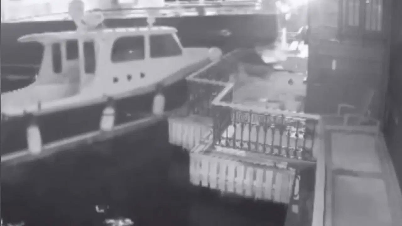 Üsküdar’da yolcu vapuru tarihi yalıya çarptı: O anlar kamerada