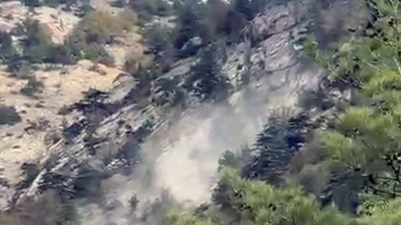 Deprem sırasında yamaçtan kopan kayalar paniğe neden oldu