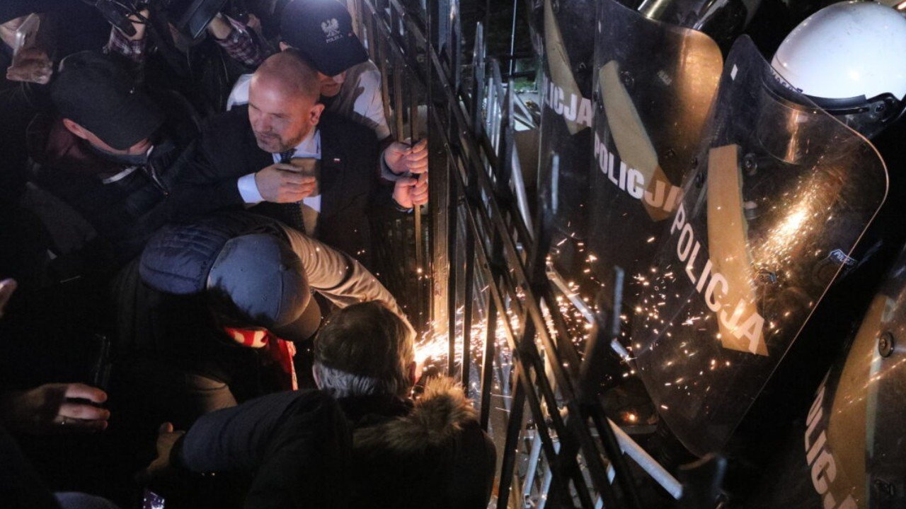 Polonya’da yargı krizi tırmandı: Anayasa Mahkemesi önünde polis müdahalesi