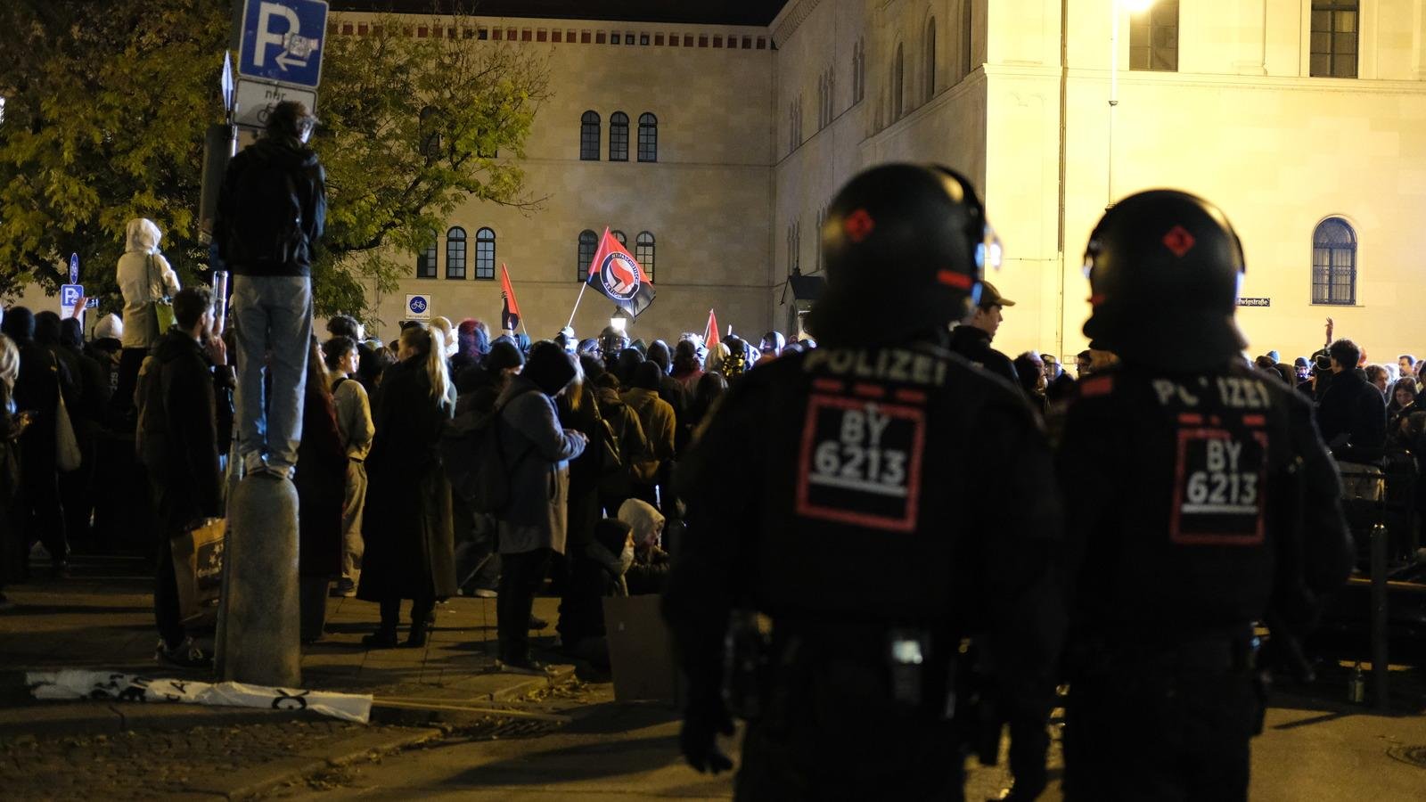 Almanya’da gençler sosyal harcamalardaki kesintileri ve zorunlu askerlik düzenlemesini protesto etti