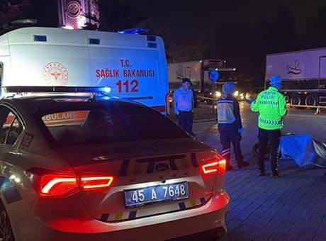 Manisa’da TIR’la çarpışan motosikletin sürücüsü öldü